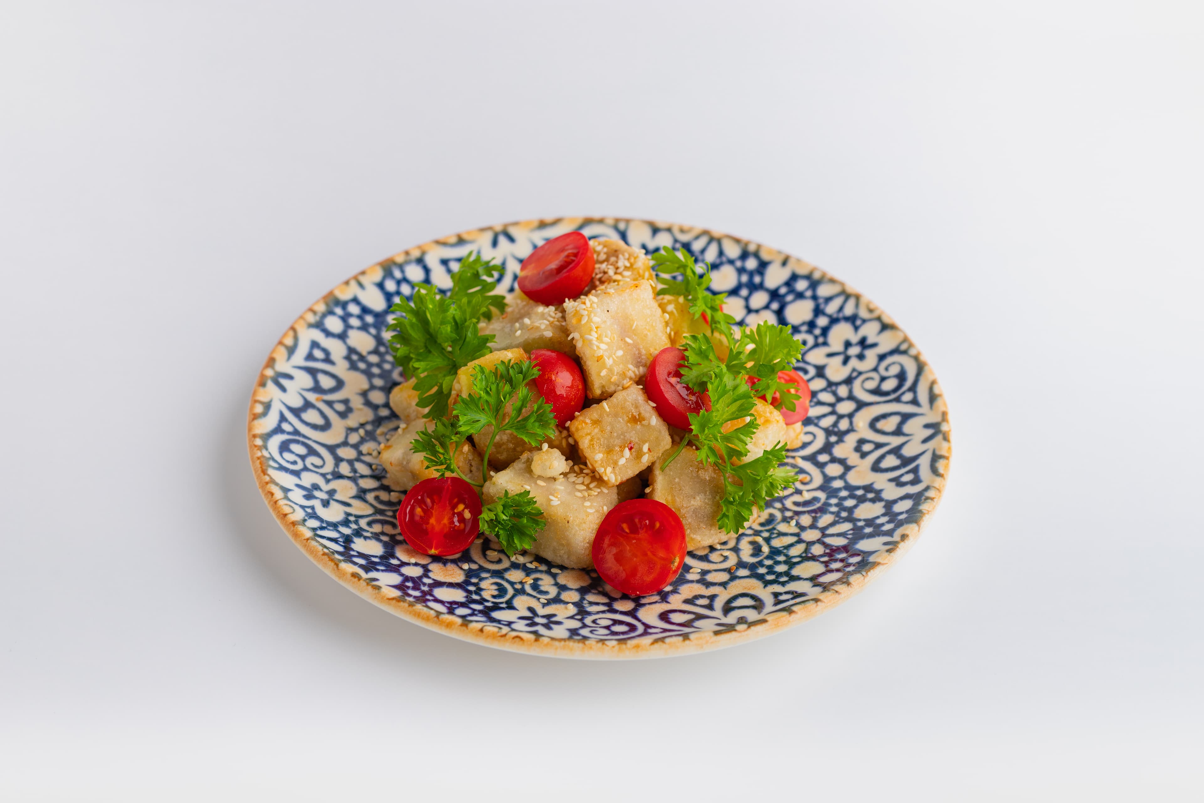 Салат с хрустящей курицей и томатами