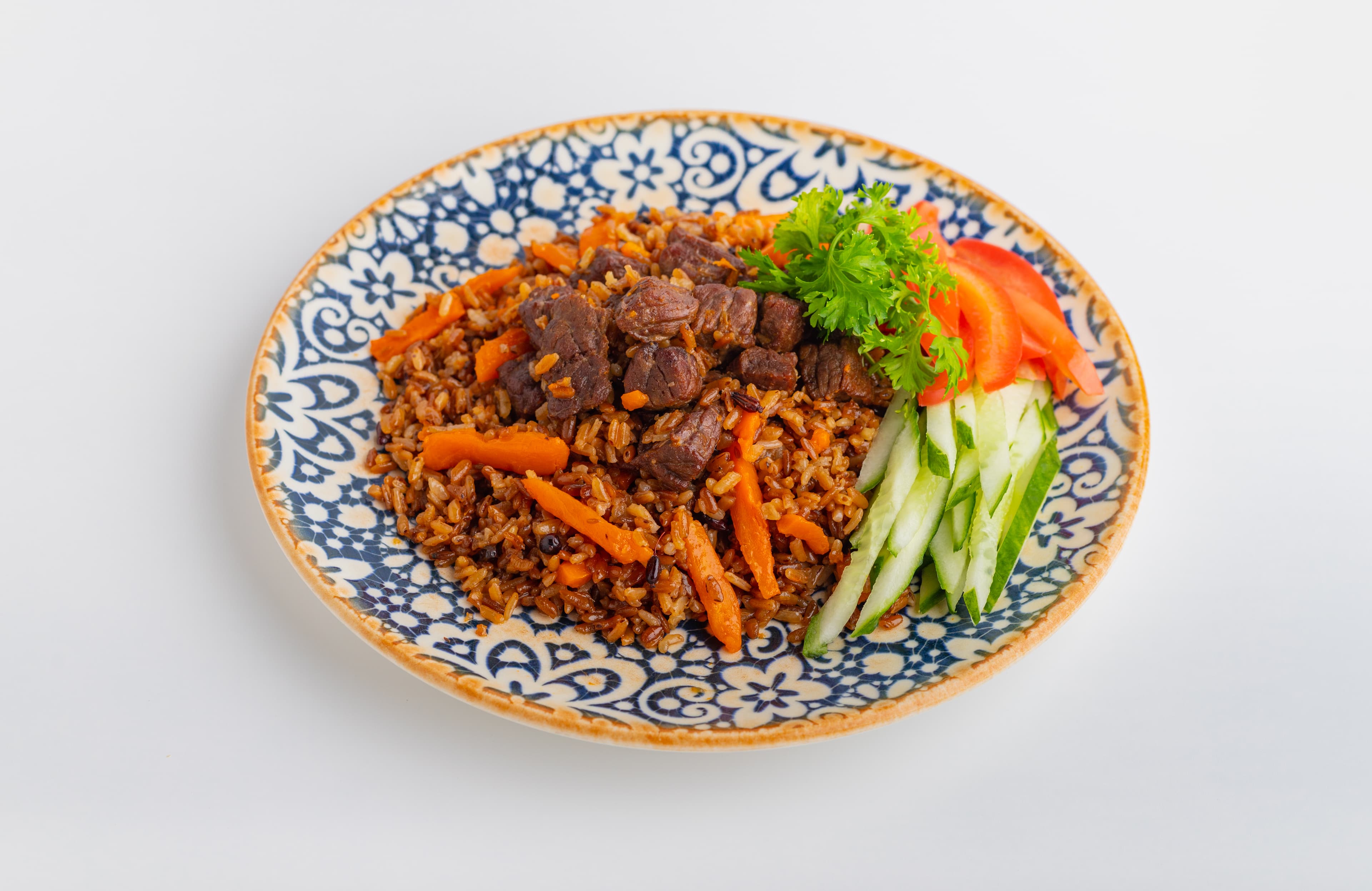 Плов с говядиной, рисом и свежими овощами