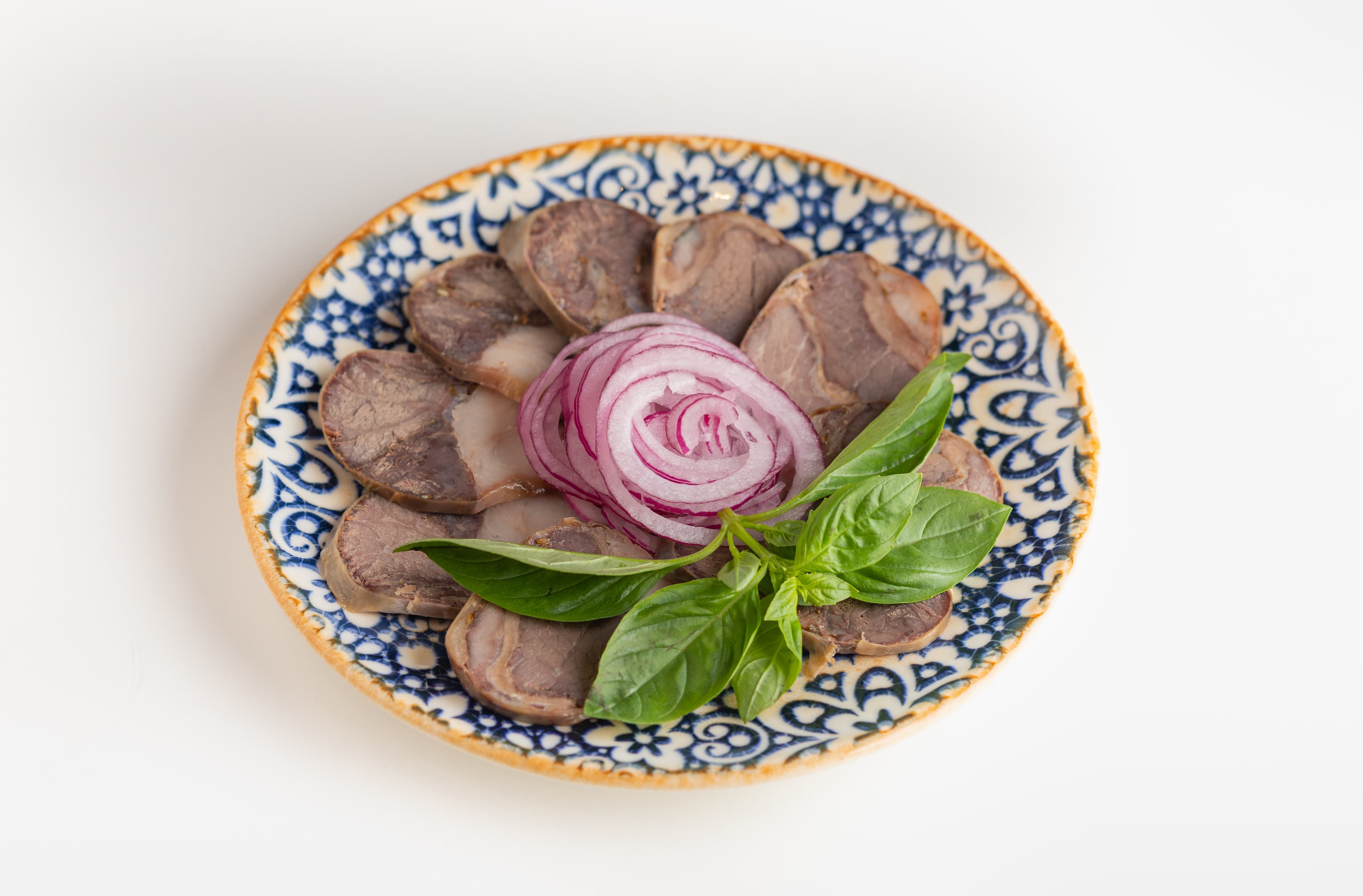 Мясное ассорти с красным луком и зеленью